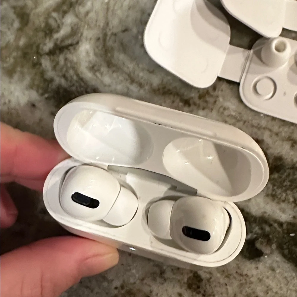 AirPods Pro White Wireless Earbuds with Charging Case - Picture 2 of 5